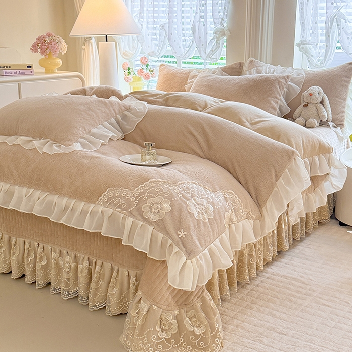 91家纺网 家纺一手货源 找家纺 唐人居 2025新款高克重兔毛绒花边夹棉床盖四件套-满满爱 满满爱-卡其