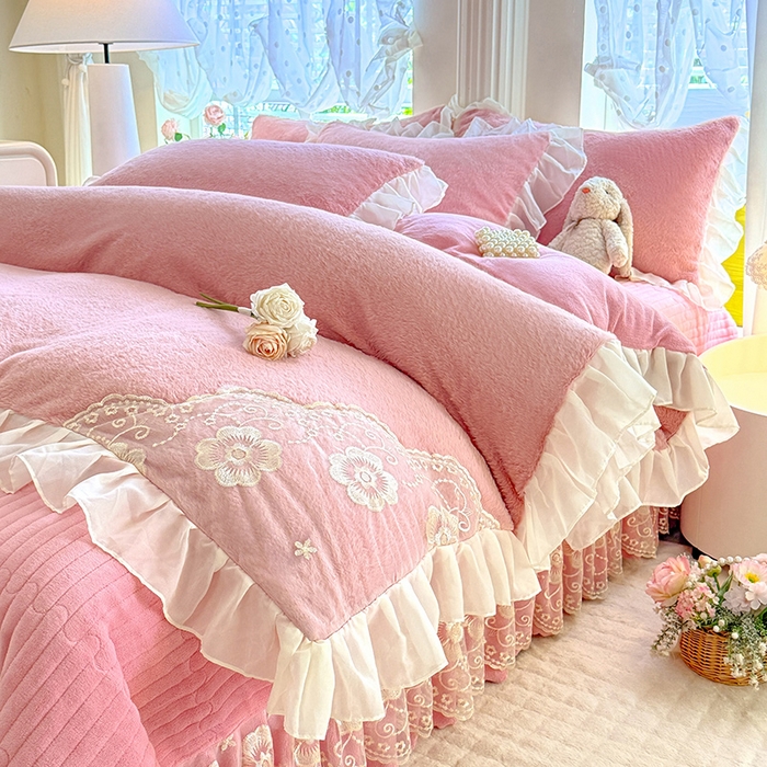 91家纺网 家纺一手货源 找家纺 唐人居 2025新款高克重兔毛绒花边夹棉床盖四件套-满满爱 满满爱-豆沙