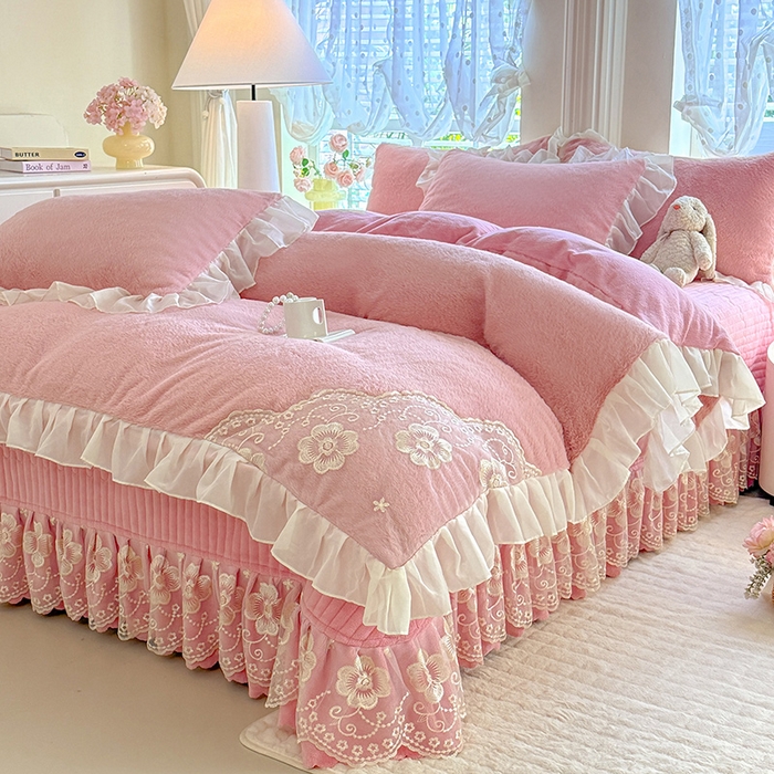 91家纺网 家纺一手货源 找家纺 唐人居 2025新款高克重兔毛绒花边夹棉床盖四件套-满满爱 满满爱-豆沙