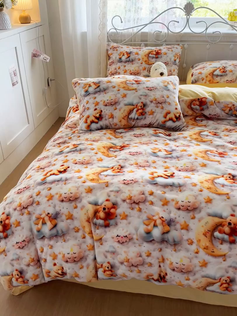 91家纺网 家纺一手货源 找家纺 潮邦创意家居 2025新款5D数码牛奶绒印花系列四件套 月亮熊