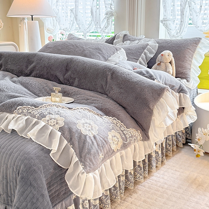 91家纺网 家纺一手货源 找家纺 唐人居 2025新款高克重兔毛绒花边夹棉床盖四件套-满满爱 满满爱-浅灰