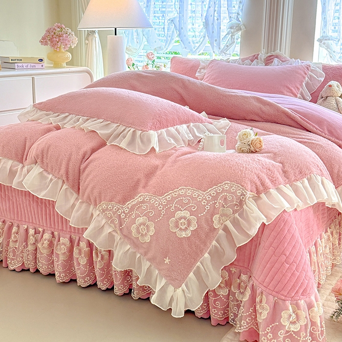 91家纺网 家纺一手货源 找家纺 唐人居 2025新款高克重兔毛绒花边夹棉床盖四件套-满满爱 满满爱-豆沙