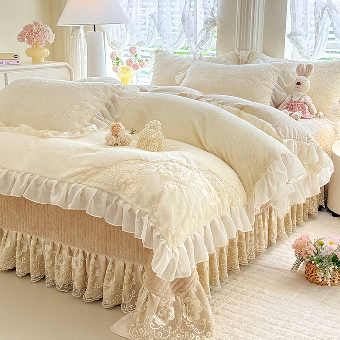 91家纺网 家纺一手货源 找家纺 唐人居 2025新款高克重兔毛绒花边夹棉床盖四件套-满满爱 满满爱-奶白