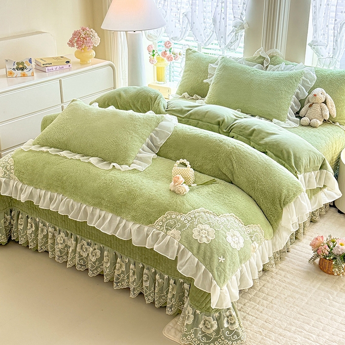 91家纺网 家纺一手货源 找家纺 唐人居 2025新款高克重兔毛绒花边夹棉床盖四件套-满满爱 满满爱-草绿