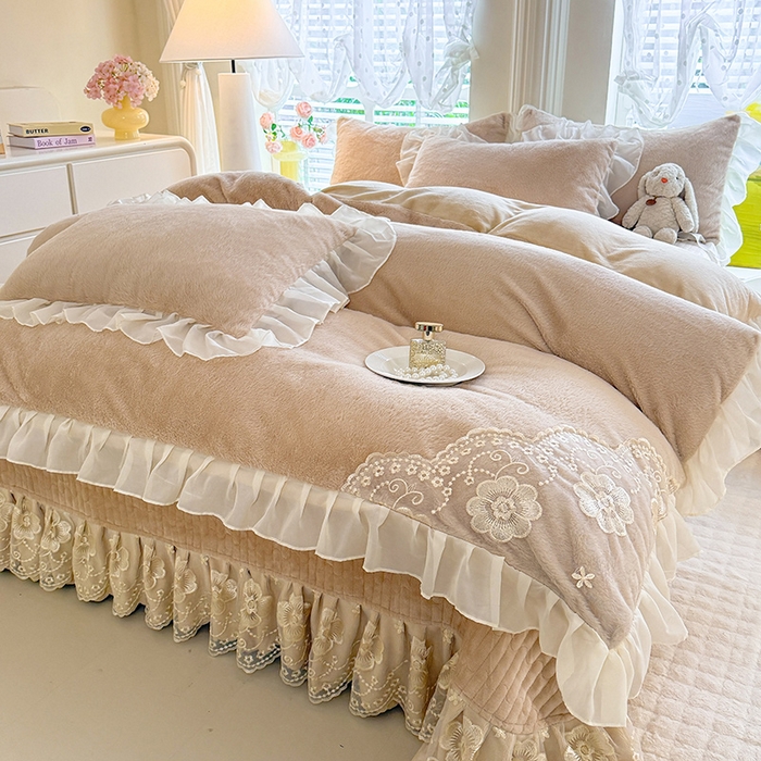 91家纺网 家纺一手货源 找家纺 唐人居 2025新款高克重兔毛绒花边夹棉床盖四件套-满满爱 满满爱-卡其