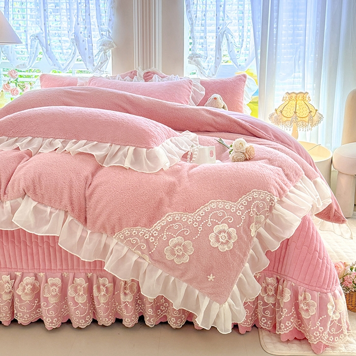 91家纺网 家纺一手货源 找家纺 唐人居 2025新款高克重兔毛绒花边夹棉床盖四件套-满满爱 满满爱-豆沙