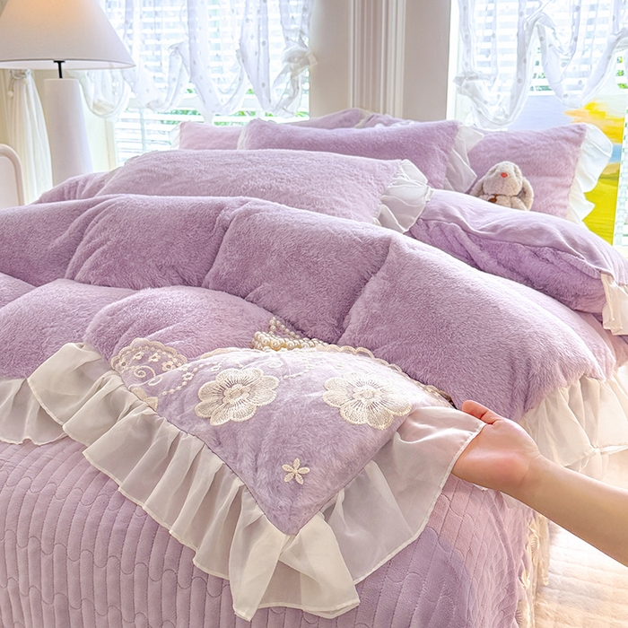 91家纺网 家纺一手货源 找家纺 唐人居 2025新款高克重兔毛绒花边夹棉床盖四件套-满满爱 满满爱-浅紫