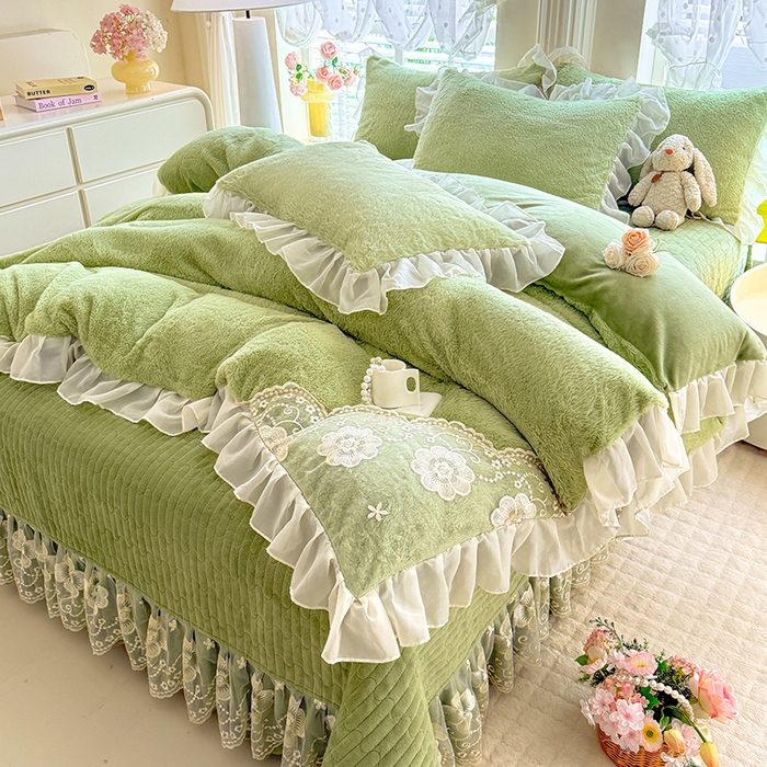 91家纺网 家纺一手货源 找家纺 唐人居 2025新款高克重兔毛绒花边夹棉床盖四件套-满满爱 满满爱-草绿