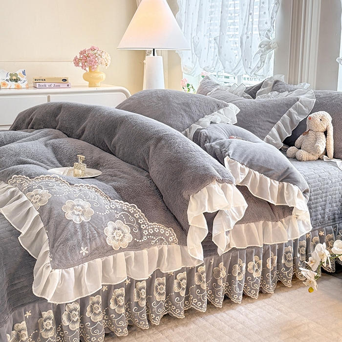 91家纺网 家纺一手货源 找家纺 唐人居 2025新款高克重兔毛绒花边夹棉床盖四件套-满满爱 满满爱-浅灰