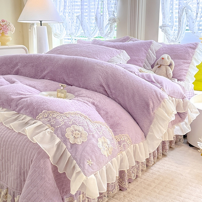 91家纺网 家纺一手货源 找家纺 唐人居 2025新款高克重兔毛绒花边夹棉床盖四件套-满满爱 满满爱-浅紫