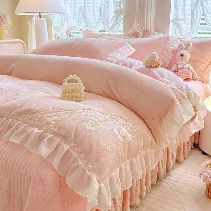 91家纺网 家纺一手货源 找家纺 唐人居 2025新款高克重兔毛绒花边夹棉床盖四件套-满满爱 满满爱-粉色