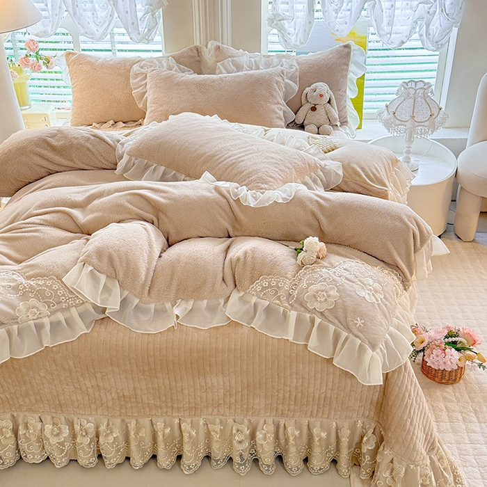 91家纺网 家纺一手货源 找家纺 唐人居 2025新款高克重兔毛绒花边夹棉床盖四件套-满满爱 满满爱-卡其