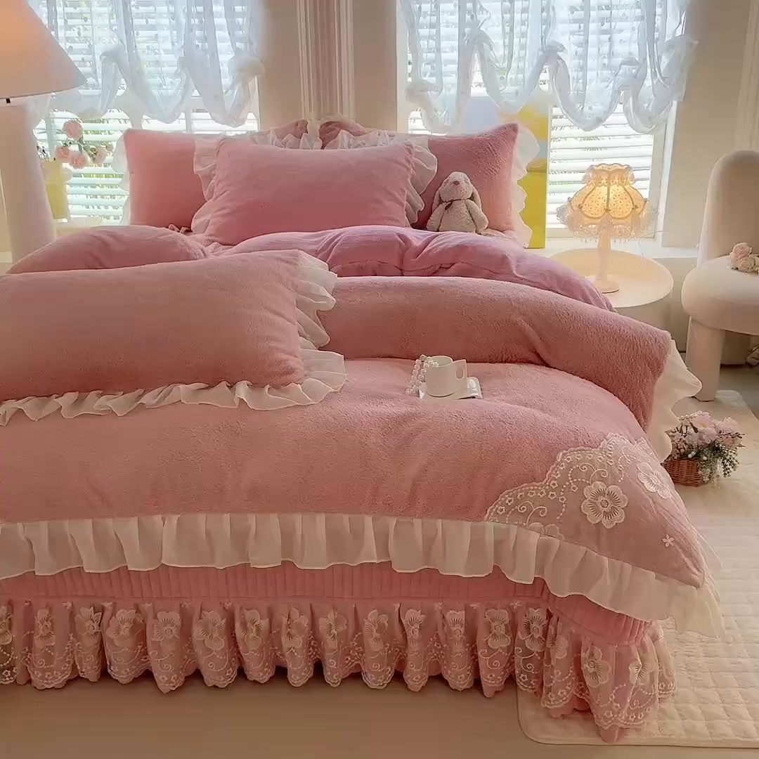 91家纺网 家纺一手货源 找家纺 唐人居 2025新款高克重兔毛绒花边夹棉床盖四件套-满满爱 满满爱-豆沙