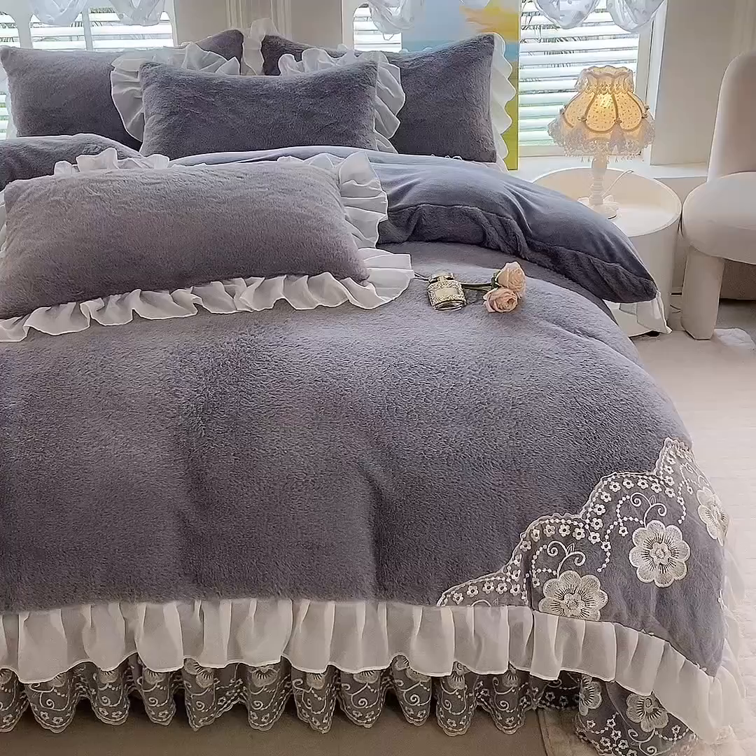 91家纺网 家纺一手货源 找家纺 唐人居 2025新款高克重兔毛绒花边夹棉床盖四件套-满满爱 满满爱-浅灰