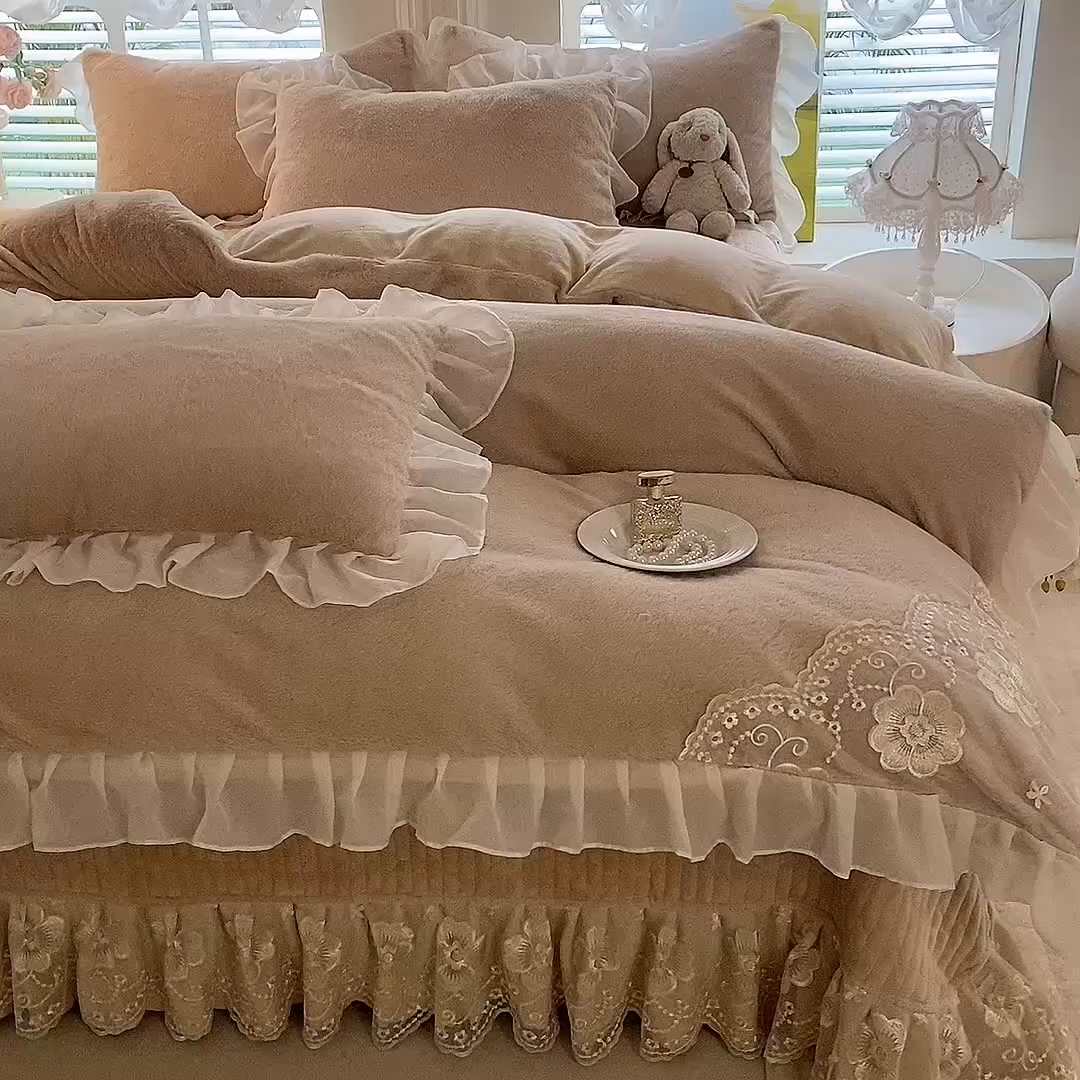 91家纺网 家纺一手货源 找家纺 唐人居 2025新款高克重兔毛绒花边夹棉床盖四件套-满满爱 满满爱-卡其