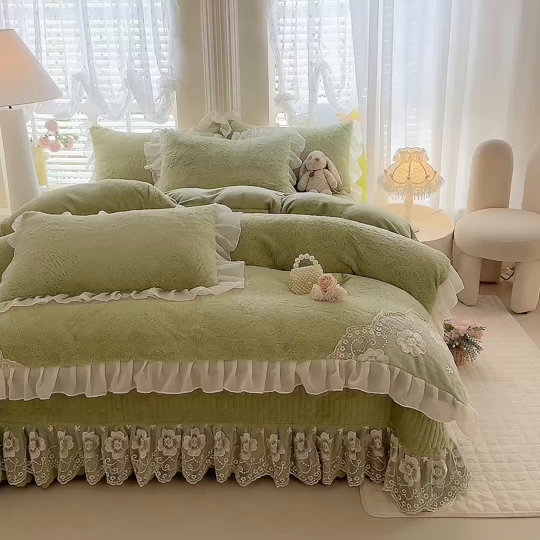 91家纺网 家纺一手货源 找家纺 唐人居 2025新款高克重兔毛绒花边夹棉床盖四件套-满满爱 满满爱-草绿