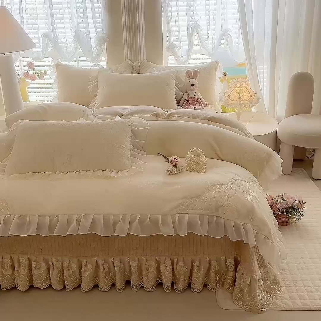 91家纺网 家纺一手货源 找家纺 唐人居 2025新款高克重兔毛绒花边夹棉床盖四件套-满满爱 满满爱-奶白