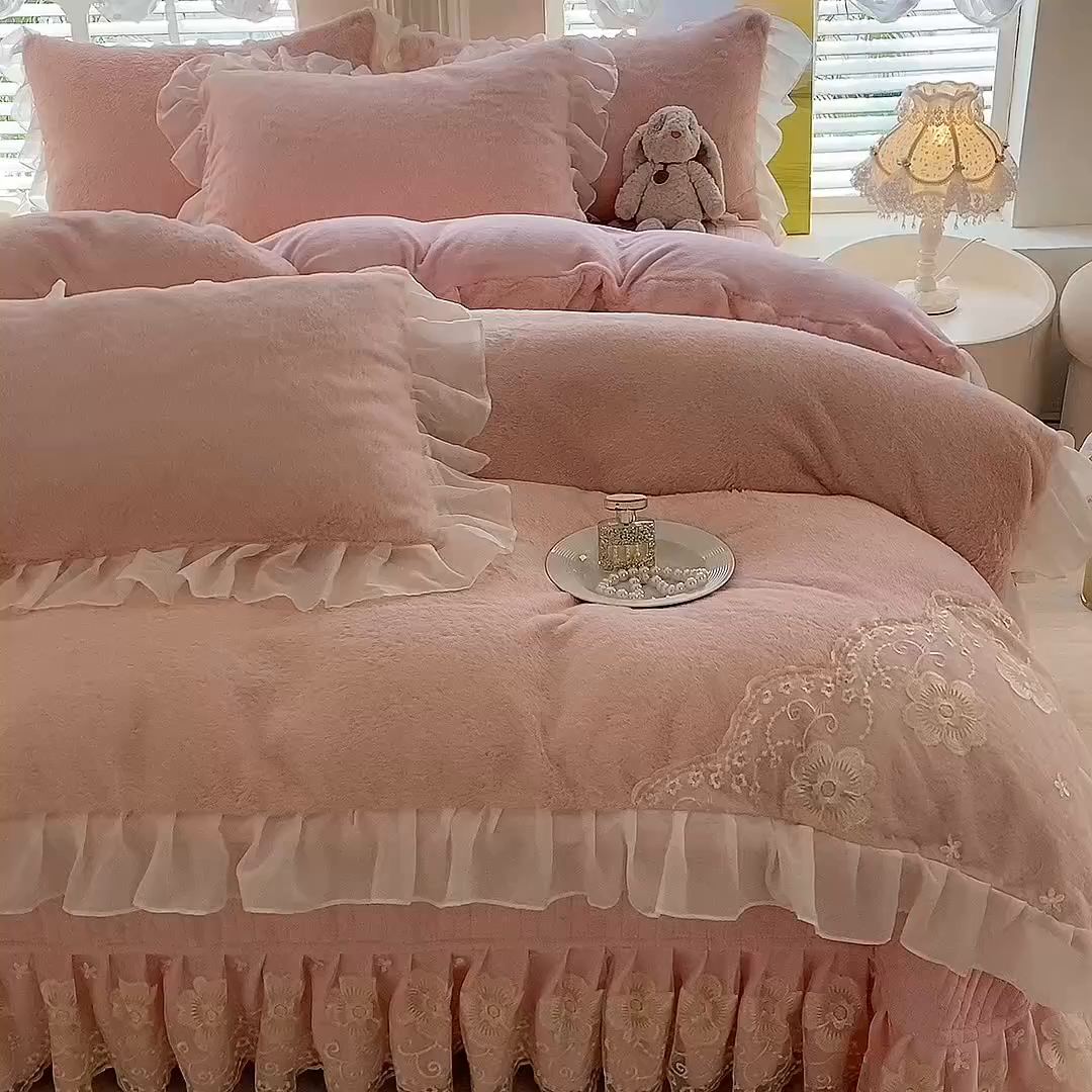 91家纺网 家纺一手货源 找家纺 唐人居 2025新款高克重兔毛绒花边夹棉床盖四件套-满满爱 满满爱-粉色