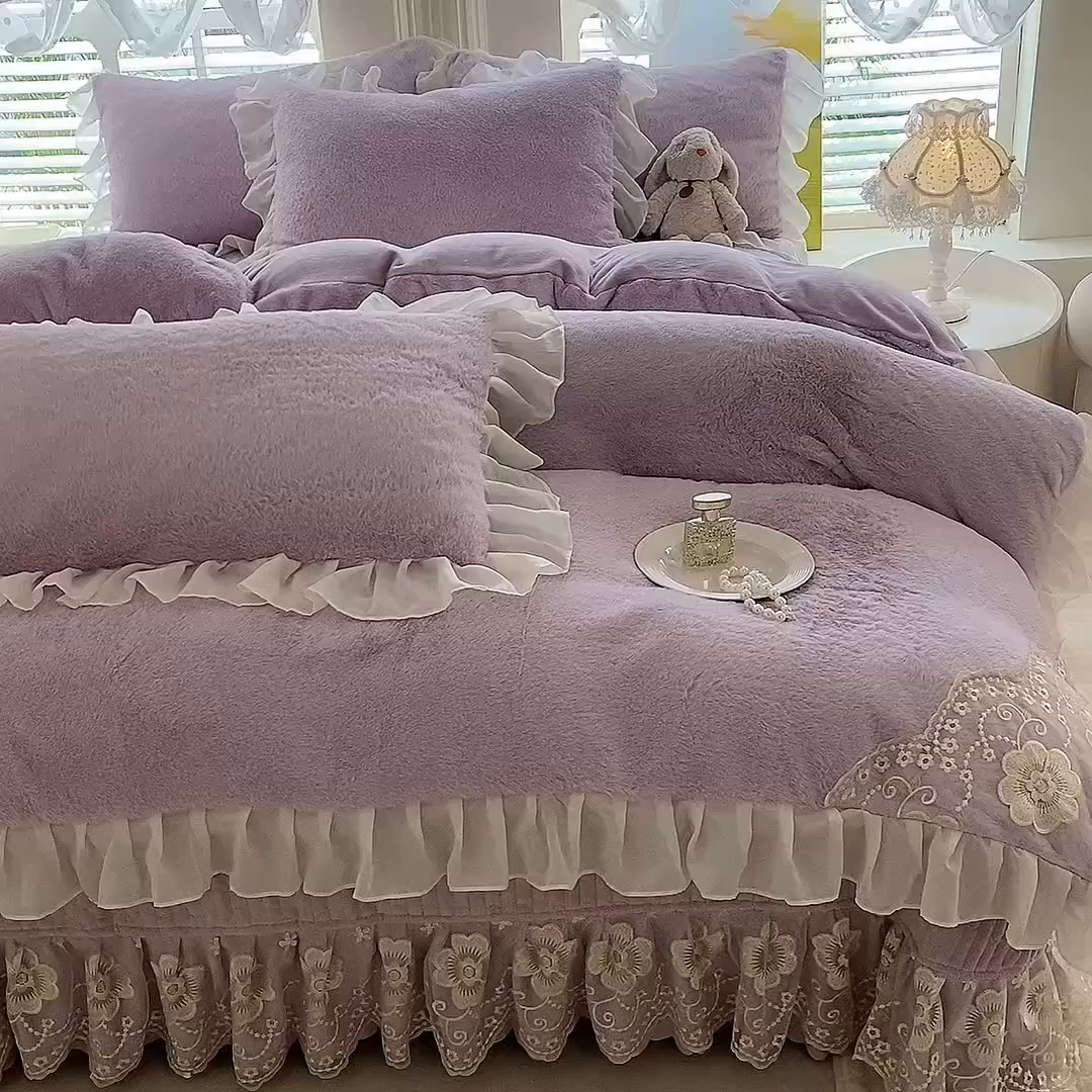91家纺网 家纺一手货源 找家纺 唐人居 2025新款高克重兔毛绒花边夹棉床盖四件套-满满爱 满满爱-浅紫
