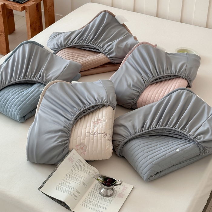 91家纺网 家纺一手货源 找家纺 （总）由有家居 2025新品50S双股全棉长绒棉刺绣绗缝夹棉床笠床垫保护罩三件套