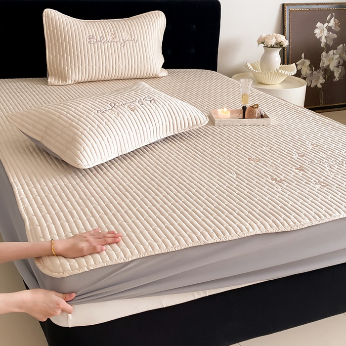 91家纺网 家纺一手货源 找家纺 由有家居 2025新品50S双股全棉长绒棉刺绣绗缝夹棉床笠床垫保护罩三件套 舒芙蕾