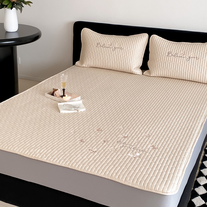 91家纺网 家纺一手货源 找家纺 由有家居 2025新品50S双股全棉长绒棉刺绣绗缝夹棉床笠床垫保护罩三件套 舒芙蕾