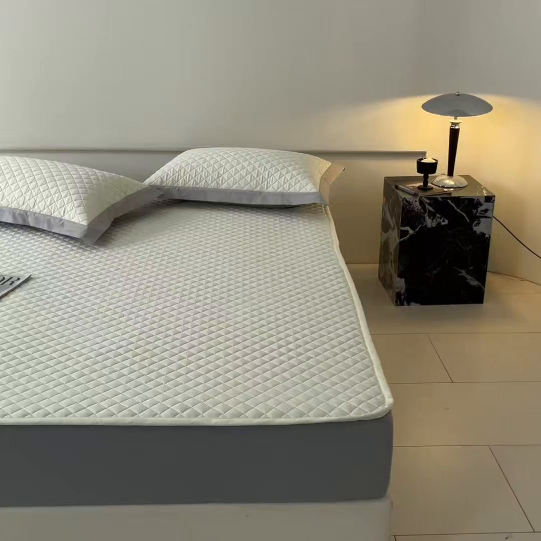 91家纺网 家纺一手货源 找家纺 由有家居 2025新品60S全棉长绒棉绗缝夹棉大豆纤维床垫床褥平铺款床笠款三件套 床笠-奶油米