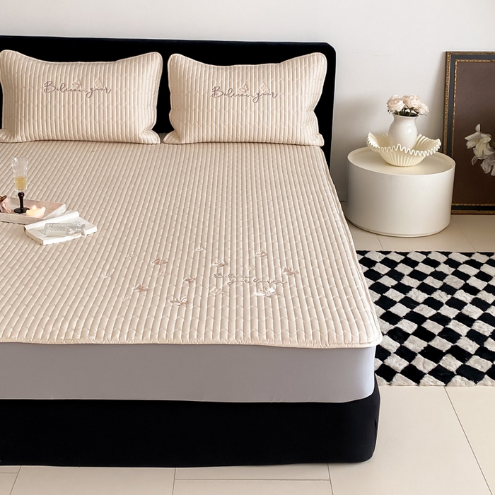 91家纺网 家纺一手货源 找家纺 由有家居 2025新品50S双股全棉长绒棉刺绣绗缝夹棉床笠床垫保护罩三件套 舒芙蕾