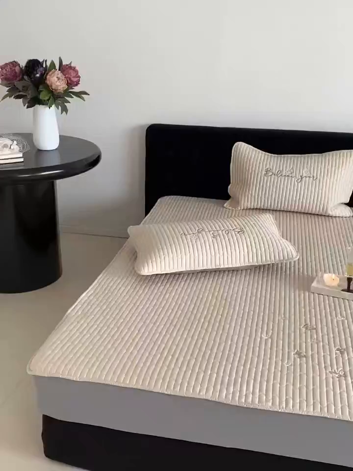 91家纺网 家纺一手货源 找家纺 由有家居 2025新品50S双股全棉长绒棉刺绣绗缝夹棉床笠床垫保护罩三件套 舒芙蕾