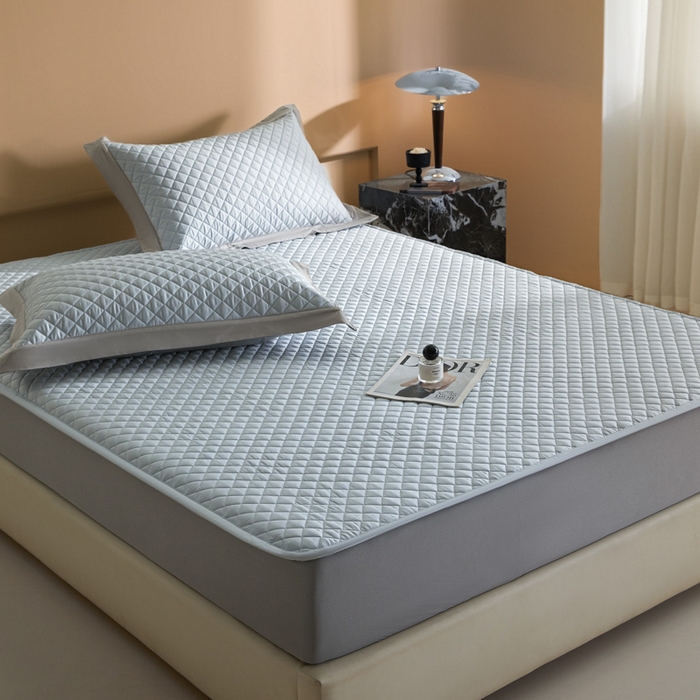 91家纺网 家纺一手货源 找家纺 由有家居 2025新品60S全棉长绒棉绗缝夹棉大豆纤维床垫床褥平铺款床笠款三件套 床笠-天清蓝