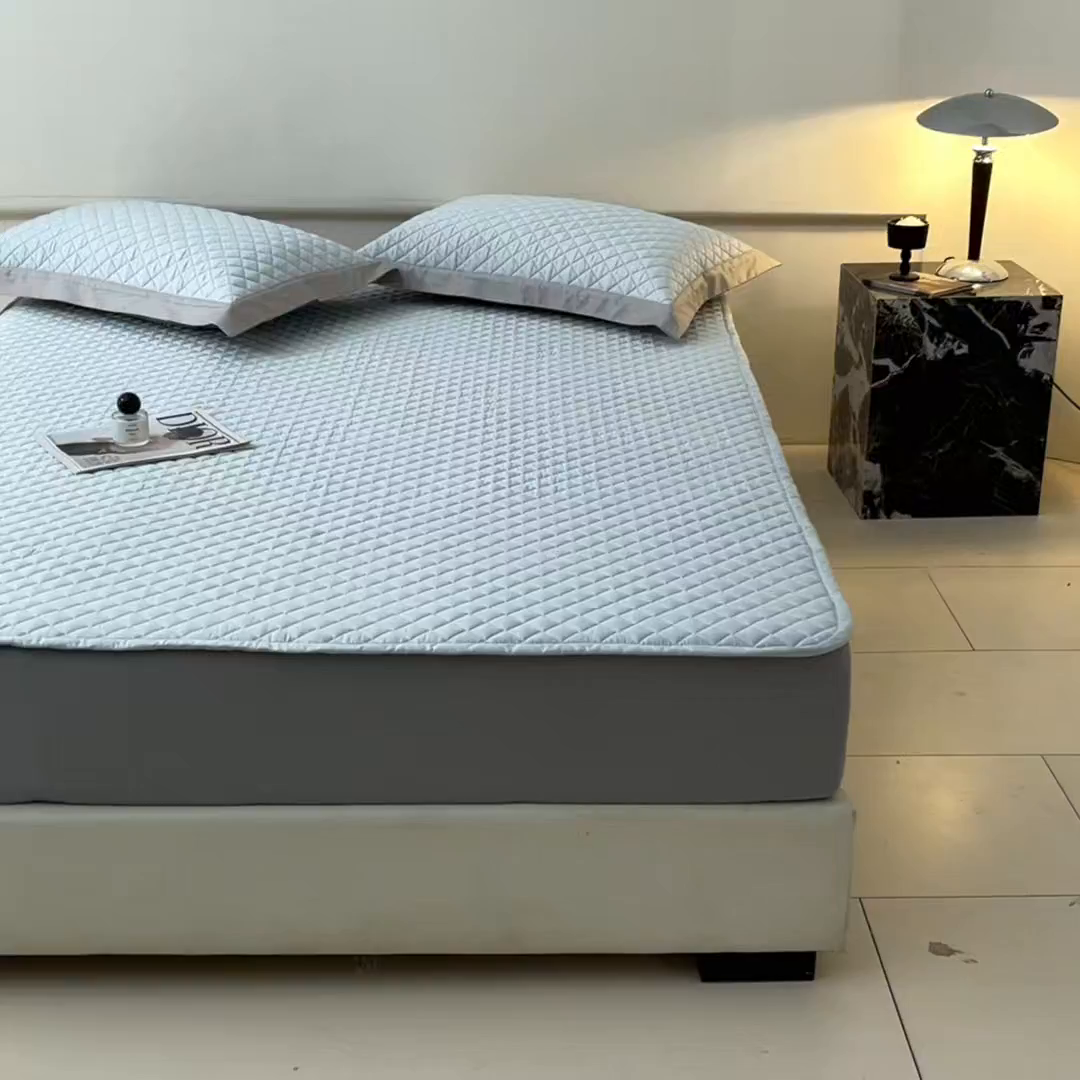 91家纺网 家纺一手货源 找家纺 由有家居 2025新品60S全棉长绒棉绗缝夹棉大豆纤维床垫床褥平铺款床笠款三件套 床笠-天清蓝