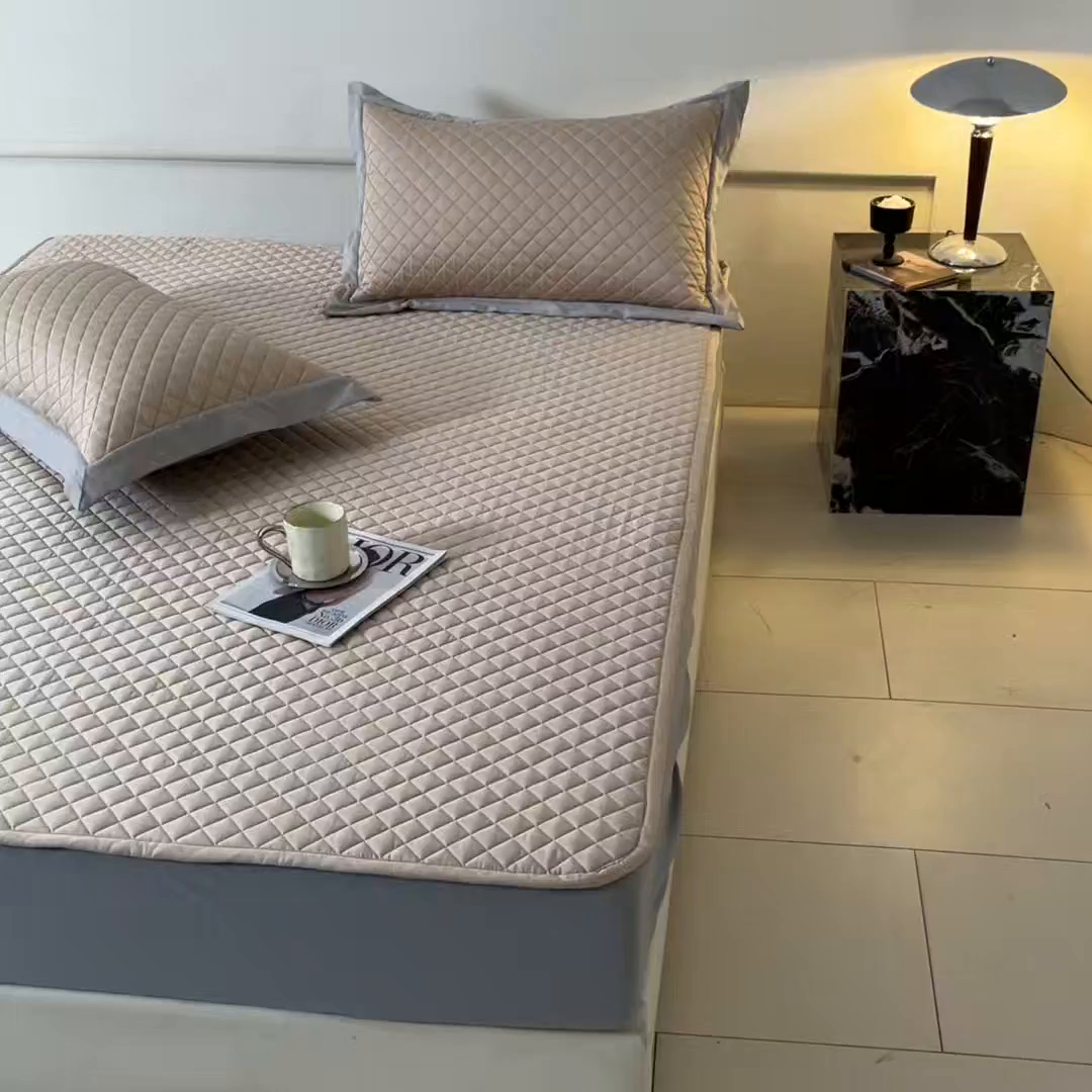 91家纺网 家纺一手货源 找家纺 由有家居 2025新品60S全棉长绒棉绗缝夹棉大豆纤维床垫床褥平铺款床笠款三件套 床笠-香槟咖