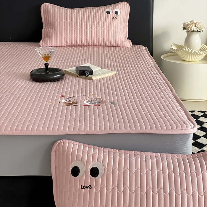 91家纺网 家纺一手货源 找家纺 由有家居 2025新品50S双股全棉长绒棉刺绣绗缝夹棉床笠床垫保护罩三件套 慕晴粉