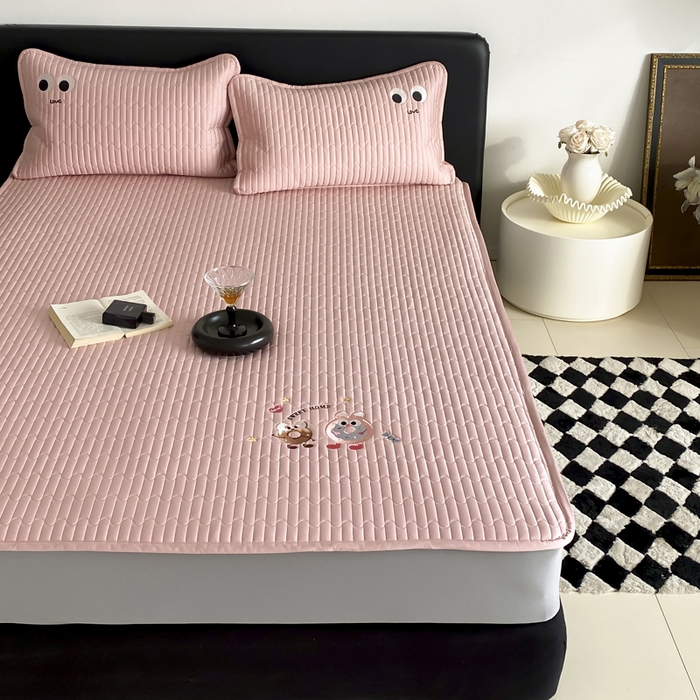 91家纺网 家纺一手货源 找家纺 由有家居 2025新品50S双股全棉长绒棉刺绣绗缝夹棉床笠床垫保护罩三件套 慕晴粉