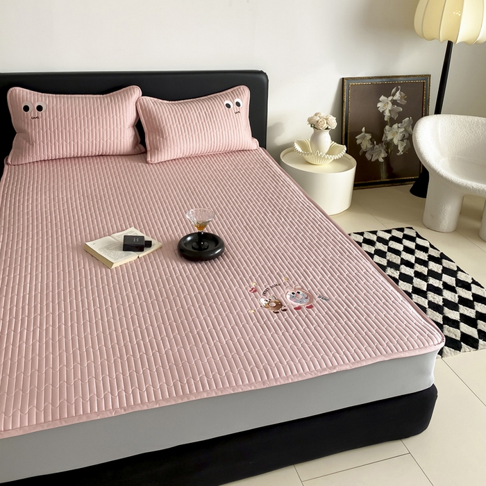 91家纺网 家纺一手货源 找家纺 由有家居 2025新品50S双股全棉长绒棉刺绣绗缝夹棉床笠床垫保护罩三件套 慕晴粉