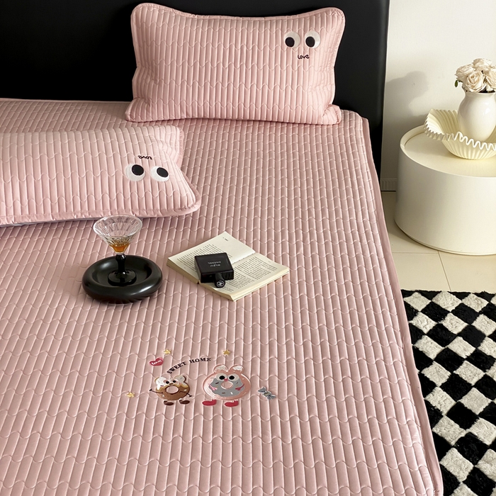 91家纺网 家纺一手货源 找家纺 由有家居 2025新品50S双股全棉长绒棉刺绣绗缝夹棉床笠床垫保护罩三件套 慕晴粉