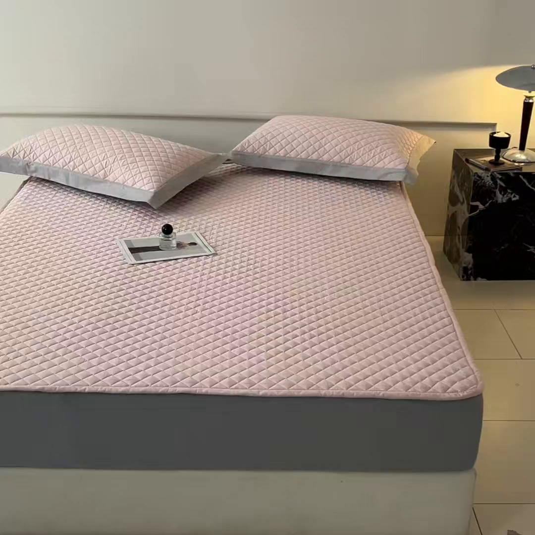 91家纺网 家纺一手货源 找家纺 由有家居 2025新品60S全棉长绒棉绗缝夹棉大豆纤维床垫床褥平铺款床笠款三件套 床笠-樱花粉