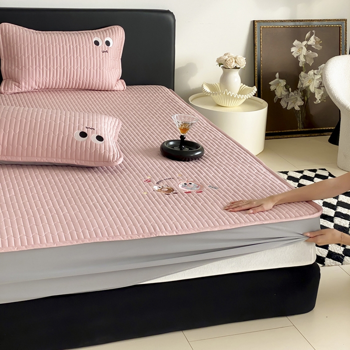 91家纺网 家纺一手货源 找家纺 由有家居 2025新品50S双股全棉长绒棉刺绣绗缝夹棉床笠床垫保护罩三件套 慕晴粉