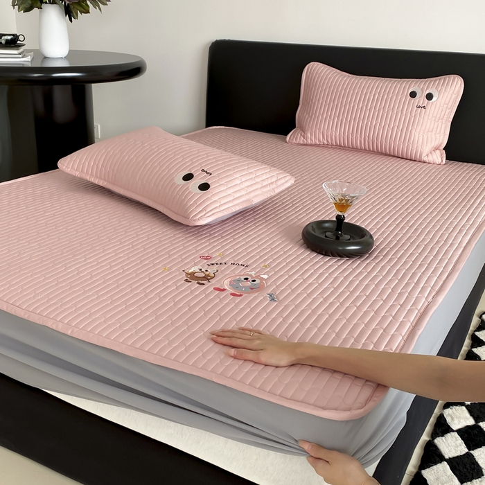 91家纺网 家纺一手货源 找家纺 由有家居 2025新品50S双股全棉长绒棉刺绣绗缝夹棉床笠床垫保护罩三件套 慕晴粉