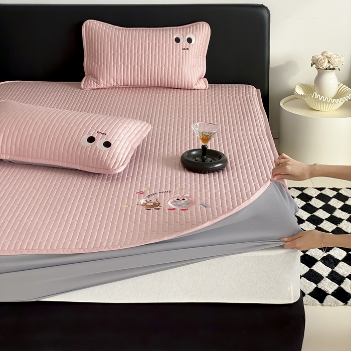 91家纺网 家纺一手货源 找家纺 由有家居 2025新品50S双股全棉长绒棉刺绣绗缝夹棉床笠床垫保护罩三件套 慕晴粉