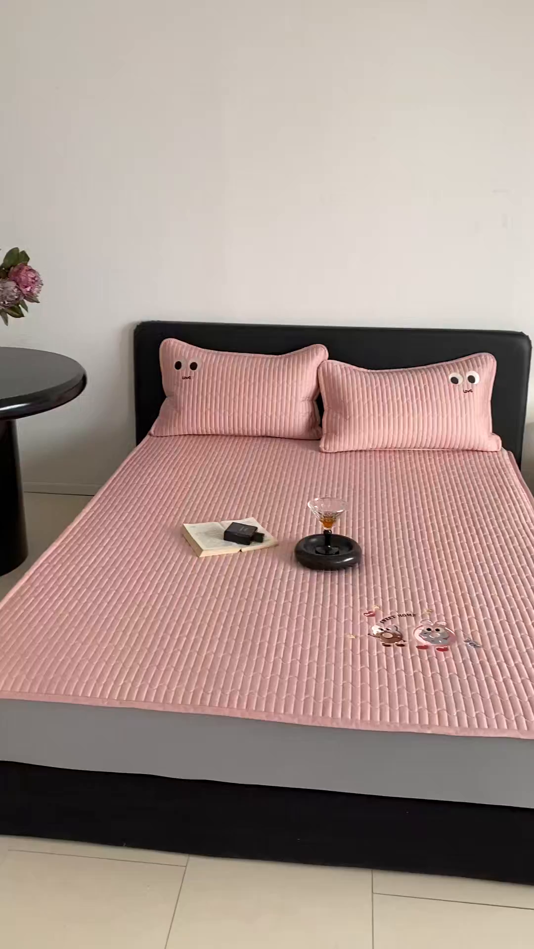 91家纺网 家纺一手货源 找家纺 由有家居 2025新品50S双股全棉长绒棉刺绣绗缝夹棉床笠床垫保护罩三件套 慕晴粉