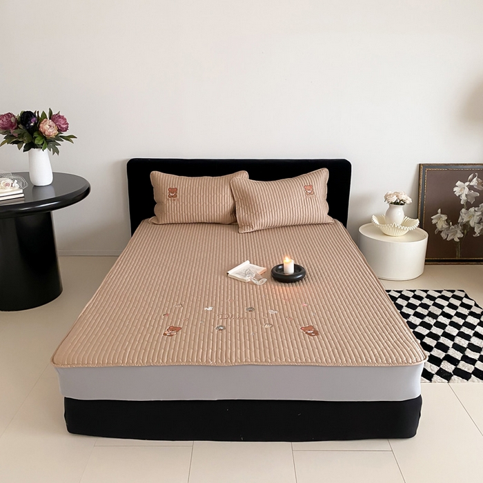 91家纺网 家纺一手货源 找家纺 由有家居 2025新品50S双股全棉长绒棉刺绣绗缝夹棉床笠床垫保护罩三件套 奶茶咖