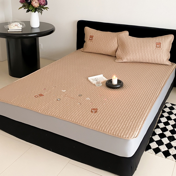 91家纺网 家纺一手货源 找家纺 由有家居 2025新品50S双股全棉长绒棉刺绣绗缝夹棉床笠床垫保护罩三件套 奶茶咖