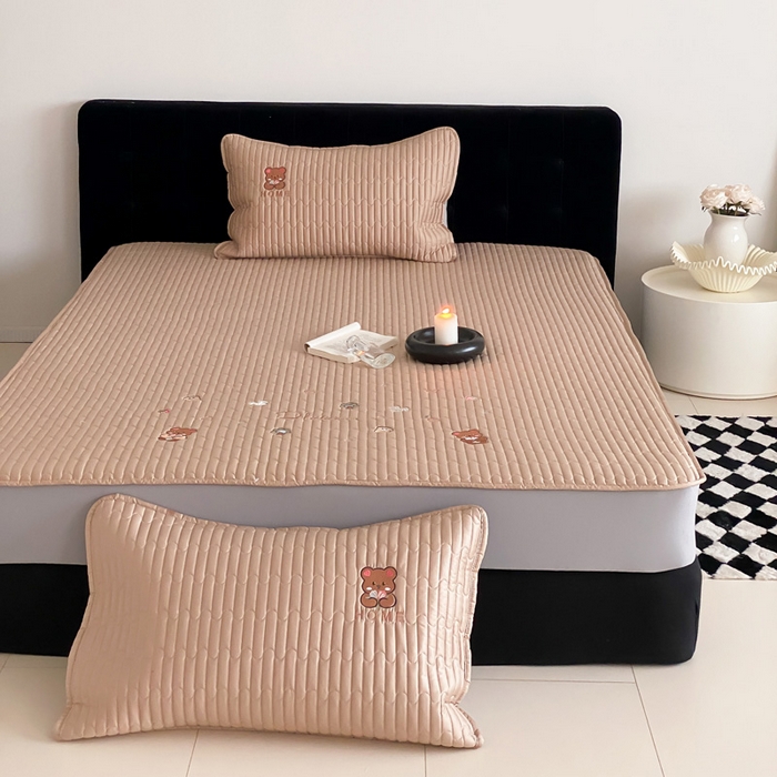 91家纺网 家纺一手货源 找家纺 由有家居 2025新品50S双股全棉长绒棉刺绣绗缝夹棉床笠床垫保护罩三件套 奶茶咖