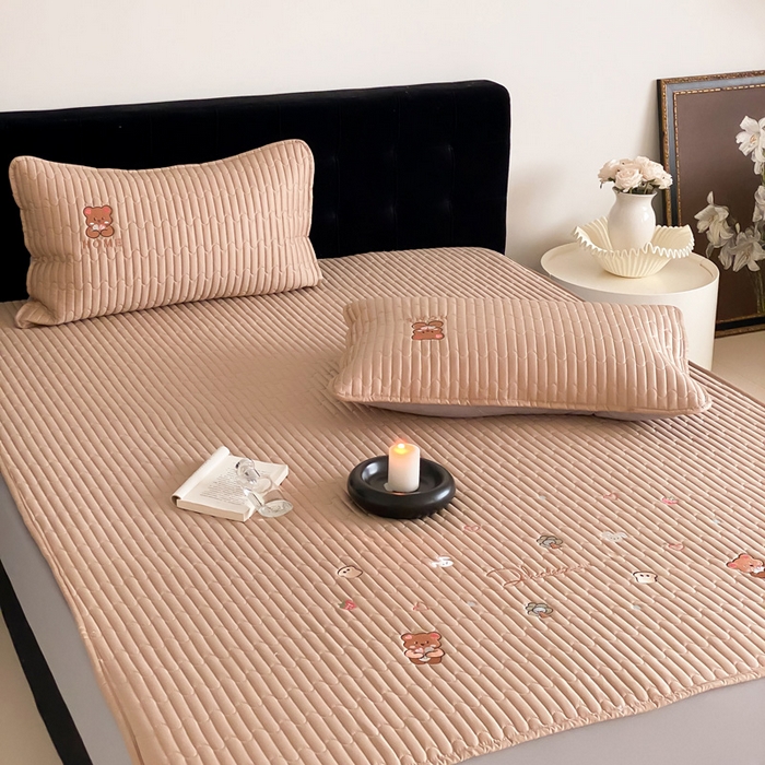 91家纺网 家纺一手货源 找家纺 由有家居 2025新品50S双股全棉长绒棉刺绣绗缝夹棉床笠床垫保护罩三件套 奶茶咖