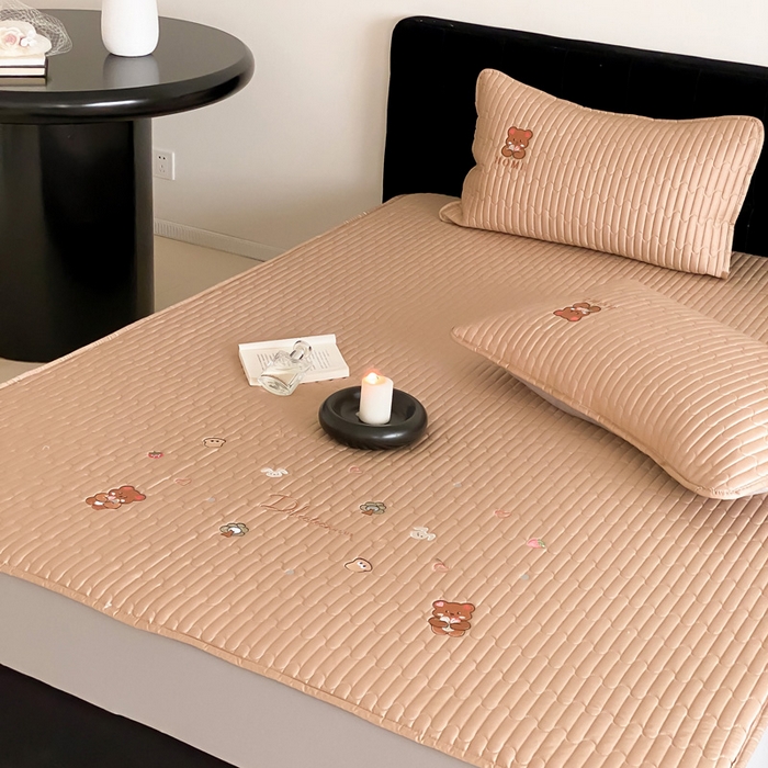 91家纺网 家纺一手货源 找家纺 由有家居 2025新品50S双股全棉长绒棉刺绣绗缝夹棉床笠床垫保护罩三件套 奶茶咖