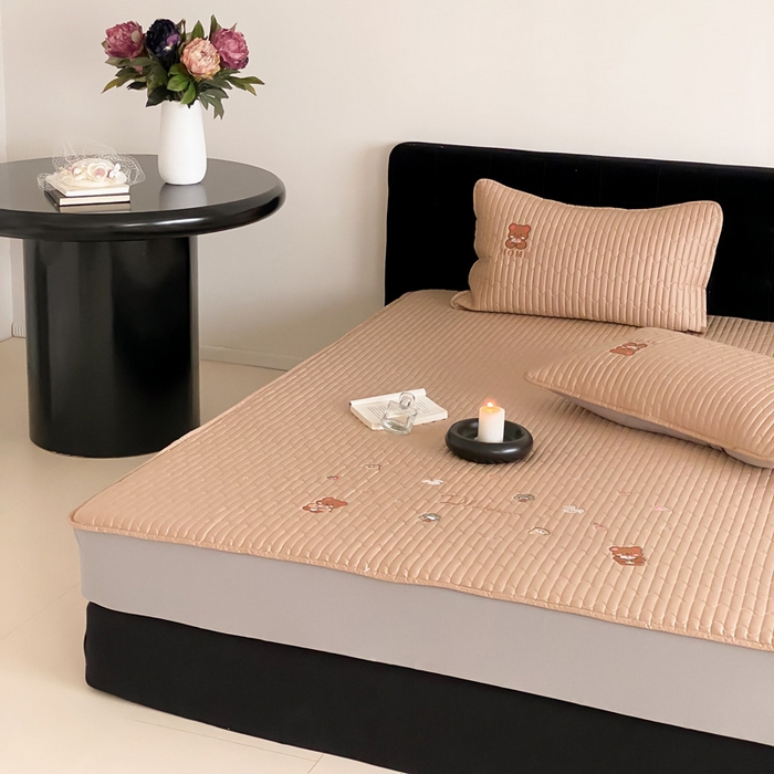 91家纺网 家纺一手货源 找家纺 由有家居 2025新品50S双股全棉长绒棉刺绣绗缝夹棉床笠床垫保护罩三件套 奶茶咖