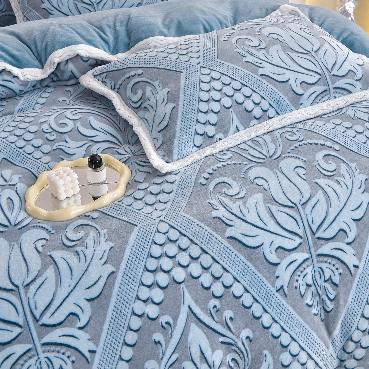 91家纺网 家纺一手货源 找家纺 董成龙家纺 2025新款直播爆款牛奶绒四件套雕花压线款法莱绒四件套11 欧式花-海蓝