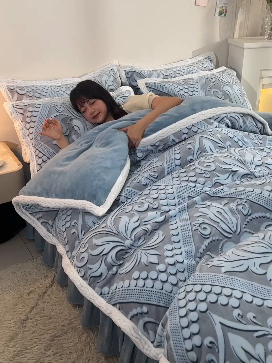 91家纺网 家纺一手货源 找家纺 董成龙家纺 2025新款直播爆款牛奶绒四件套雕花压线款法莱绒四件套11 欧式花-海蓝