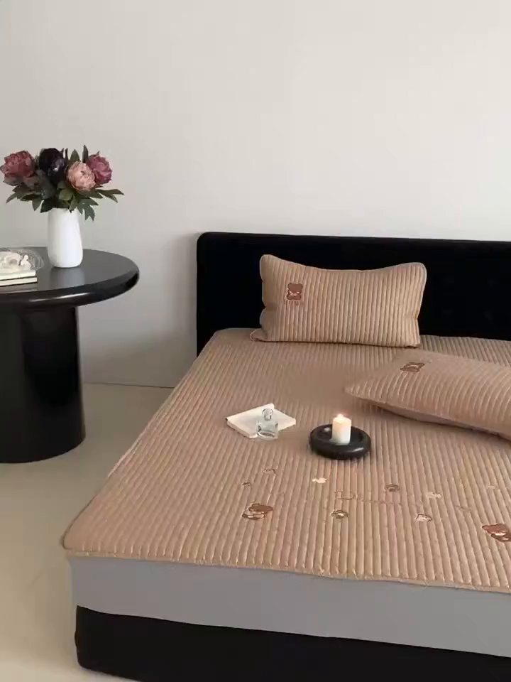 91家纺网 家纺一手货源 找家纺 由有家居 2025新品50S双股全棉长绒棉刺绣绗缝夹棉床笠床垫保护罩三件套 奶茶咖